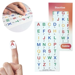 Può includere: Adesivi tattili Stactiles con lettere colorate dalla A alla Z, punto esclamativo e punto interrogativo con relativi punti Braille su sfondi quadrati bianchi. Il set include un foglio rettangolare e la confezione.