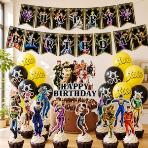Puede incluir: Un set de fiesta con temática de JoJo's Bizarre Adventure que incluye un pastel de chocolate con un adorno de Happy Birthday, adornos para cupcakes de personajes, globos negros y amarillos con texto JoJo's y una pancarta de Happy Birthday.