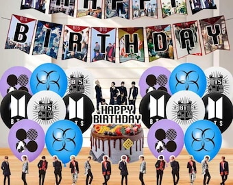 Op de afbeelding: Een BTS-verjaardagsdecoratieset met een Happy Birthday-banner met foto's, een taarttopper met de tekst Happy Birthday, diverse zwarte, blauwe en paarse ballonnen met logo's en individuele cupcake-toppers met afbeeldingen.