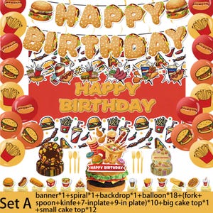 Op de afbeelding: Een verjaardagsfeestset met fastfoodthema, inclusief een banner met burger-vormige letters die HAPPY BIRTHDAY spellen, een rode achtergrond, achttien ballonnen, borden, bestek en taarttoppers met afbeeldingen van burgers en drankjes.