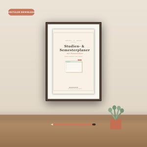 Puede incluir: Una impresión digital enmarcada titulada Studien- & Semesterplaner mit Notenrechner, que presenta un gráfico de lista de verificación, una pequeña planta en maceta y un lápiz. El documento incluye el texto DIGITALER DOWNLOAD arriba a la izquierda y 4HandstudioDE abajo.