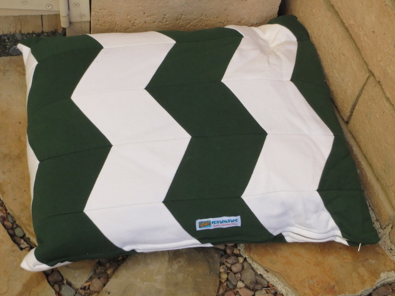 Hunter Green /& White Pet Bed Zig Zag Herringbone diamond pattern