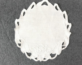 Oval White Linen Embroidered Windowpane Scalloped Doily or Tray liner Vintage 1930s