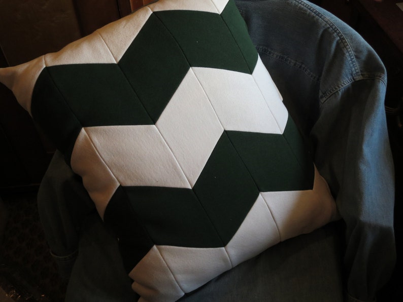 Hunter Green /& White Pet Bed Zig Zag Herringbone diamond pattern
