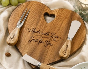 Tabla de quesos personalizada con forma de corazón y utensilios, tabla de embutidos de madera grabada, regalo personalizado para parejas, regalo de aniversario, presentación romántica.