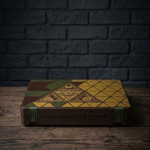 Peut inclure: Une boîte de rangement rectangulaire marron avec un couvercle orné d'un motif géométrique jaune et vert et d'un emblème Triforce doré au centre. La face avant présente une épée gravée et deux fermoirs de couleur verte.