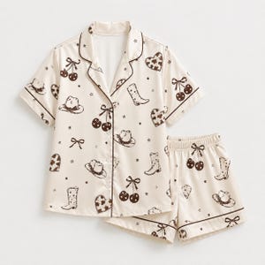 Set pigiama in raso stile cowboy con motivo rodeo western, ideale per dormire e rilassarsi in casa.