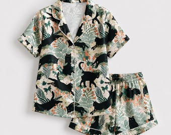 Pijama de poliéster cremoso con estampado de mariposas, manga corta, ideal para estar en casa.