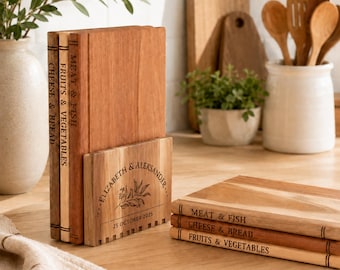 Personalisiertes graviertes Holzbuch-Schneidebrett-Set mit Ständer, Charcuterie-Brett, rustikales Küchendekor, einzigartige Kochgeschenke, Familiennamenbrett