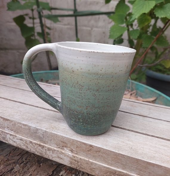 Gesprenkelte Tasse aus Ton