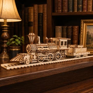 Könnte beinhalten: Eine helle hölzerne Dampflokomotive als Modell mit einem Tenderwagen, ausgestattet mit filigranen lasergeschnittenen Details, einem hohen Schornstein und Speichenrädern, platziert auf einem passenden hölzernen Gleisabschnitt mit Schwellen.