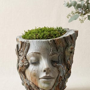 Blumentopf Frauengesicht Baumstamm | Kopftöpfer Serenes Gesicht aus Harz Cottagecore | Mystische Naturdeko | Originalgeschenk