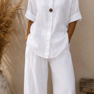 Completo due pezzi in cotone e lino, composto da top a maniche corte ampio e casual e pantaloni a gamba larga.
