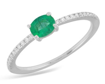 Elegancki pierścionek z diamentem i szmaragdem
