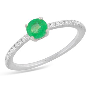 Beautiful Diamond Ring with Emerald
