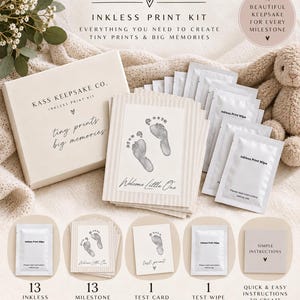 Puede incluir: Un kit de huellas sin tinta de Kass Keepsake Co. incluye una caja, 13 tarjetas de hitos con gráficos de huellas, 13 toallitas sin tinta, una tarjeta de prueba, una toallita de prueba y una tarjeta de instrucciones para crear recuerdos.