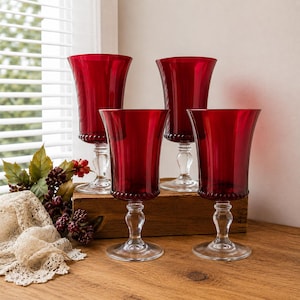 Set di 4 calici vintage in vetro rosso rubino / Bicchieri con stelo color rubino massiccio / Calici da vino di metà secolo / Base con perline, elegante decorazione da tavola