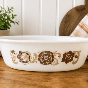 Vintage Glasbake Milchglas-Auflaufform | Braunes Blumenmuster, 1 Liter, ofenfest