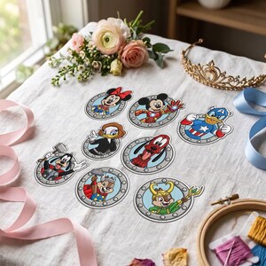 Peut inclure: Un ensemble de neuf autocollants circulaires représentant des personnages de dessins animés déguisés en super-héros, dont Mickey en Iron Man, Minnie, Donald en Captain America, Dingo en Thor, ainsi que Tic et Tac en Thor et Loki.