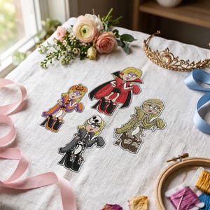 Puede incluir: Cuatro pegatinas de dibujos animados que muestran a un personaje con diferentes disfraces: un conjunto de calabaza, un atuendo de vampiro con capa roja, un traje de esqueleto con calavera y un vendaje de momia, todos con zapatos de plataforma.