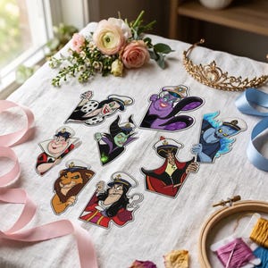 Puede incluir: Una colección de ocho pegatinas troqueladas que muestran a varios villanos de dibujos animados con gorros de marinero blancos. Los personajes incluyen a Cruella de Vil, Úrsula, Hades, Maléfica, Jafar, Capitán Garfio, Scar y la Reina de Corazones.