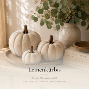 May include: Three cream-coloured fabric pumpkins with brown stems arranged on a round wooden tray. The text on the image reads: VILLA BLOOM & CO. HERBSTKOLLEKTION NO. 01 Leinenkürbis Premium-Nähmagazin als PDF SCHNITTMUSTER 1:1 3 GRÖSSEN SOFORT-DOWNLOAD.