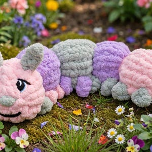 Peut inclure: Une chenille en crochet peluche avec un corps segmenté alternant des tons rose clair, violet et gris. La tête présente deux antennes grises, des yeux brodés noirs avec des touches bleues et une bouche noire cousue, le tout en laine douce.