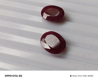 Set van 2 gefacetteerde ovale robijnen, losse rode edelstenen voor het maken van sieraden, ringen en hangers, gewicht 13,70 karaat.