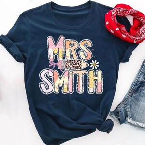 Individuell gestaltetes Lehrer-Shirt, personalisierter Patchwork-Hoodie, süßes Sweatshirt mit Bleistiftmotiv, T-Shirt zum Schulanfang, florales Lehrergeschenk