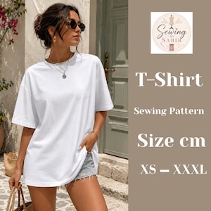 Pode incluir: Um molde de costura para camiseta branca de manga curta com gola redonda. A imagem inclui o texto Sewing by Sabir, T-Shirt, Sewing Pattern, Size cm e XS – XXXL. O design apresenta um corte solto com uma bainha reta.