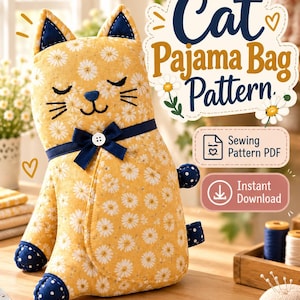 Peut inclure: Un sac à pyjama en tissu jaune avec un motif de marguerites blanches, des oreilles, des pattes et un nœud bleu foncé avec un bouton blanc. Le texte indique Cat Pajama Bag Pattern, Sewing Pattern PDF et Instant Download, avec du matériel de couture.