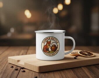 Taza de esmalte con el logo de Copper Kettle para café y té, Fox & Kettle - Blanca