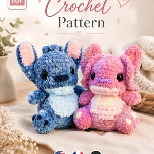 Peut inclure: Un modèle de crochet PDF présentant deux peluches. L'une est une créature bleue avec de grandes oreilles, l'intérieur des oreilles rose et un ventre bleu clair. L'autre est une créature rose avec des traits similaires et un ventre clair. Yeux noirs.