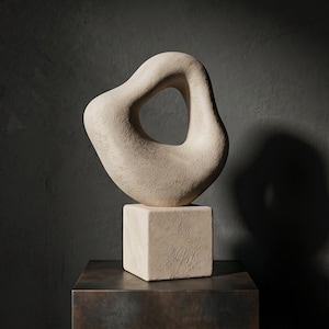Abstrakt keramisk skulptur - Modern organisk inredning, texturerat beige konstobjekt, bohemisk heminredning