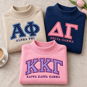 Personalisiertes Sweatshirt mit Stehkragen und Vichy-Karo im griechischen Stil, individuell gestalteter Pullover mit Sorority-Applikation und besticktem Namen für die Universität