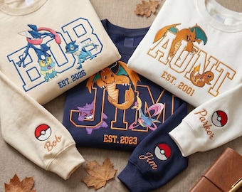 Può includere: Tre felpe girocollo color crema, blu navy e bianco con personaggi Pokémon ricamati, grandi lettere a blocchi con le scritte BOB, JIM e AUNT, date di fondazione e polsini personalizzati con nomi e icone Poké Ball.