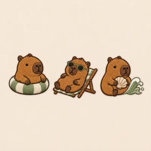Op de afbeelding: Drie geborduurde capybara-patches. De eerste is een bruine capybara in een groen-wit gestreepte zwemband. De tweede is een bruine capybara met een zonnebril op een houten ligstoel. De derde is een bruine capybara die een schelp vasthoudt.