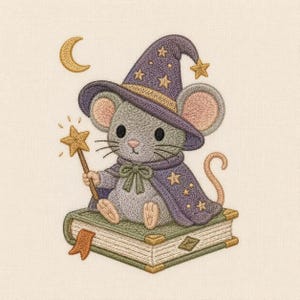 Op de afbeelding: Een borduurontwerp met een grijze muis die een paarse tovenaarshoed en cape met gouden sterren draagt. De muis zit op een groen boek, houdt een gouden sterrenstaf vast, met een gouden maansikkel in de linkerbovenhoek op een crèmekleurige stof.