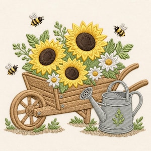 Könnte beinhalten: Ein Stickmuster mit einer hölzernen Schubkarre, gefüllt mit gelben Sonnenblumen und weißen Gänseblümchen, begleitet von drei fliegenden Bienen. Eine graue Gießkanne aus Metall mit einem kleinen grünen Blattmotiv steht daneben auf dem Boden.