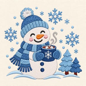 Op de afbeelding: Een borduurontwerp met een witte sneeuwpop die een blauwe gebreide muts met pompon en een bijpassende gestreepte sjaal draagt. De sneeuwpop houdt een blauwe mok met sneeuwvlokmotief en stoom vast, omringd door blauwe sneeuwvlokken en twee dennenbomen.