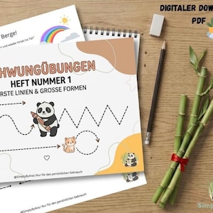 以下が含まれることがあります： パンダ、ハリネズミ、猫のイラストが描かれた「SCHWUNGÜBUNGEN HEFT NUMMER 1 ERSTE LINIEN & GROSSE FORMEN」というタイトルのスパイラル綴じワークブック。ページにはなぞり書き練習用の点線があり、鉛筆と竹の茎が添えられています。