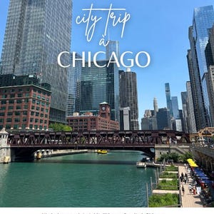 Peut inclure: Une vue de la rivière Chicago avec un pont en métal sombre traversant l'eau, entouré de hauts gratte-ciel en verre et de bâtiments en briques sous un ciel bleu clair. Le texte city trip à CHICAGO est centré, avec Itinéraire complet et détaillé pour 3 nuits à Chicago en bas.