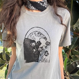 Turkey Vulture T-Shirt – Hand Printed Graphic Tee – Bird of Prey with Poppies – Comfort Colors Grey Shirt – Punk Skater Style – Size Small