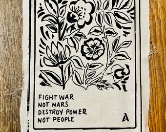 Parche floral "Lucha contra la guerra, no contra las guerras" – Parche punk para la espalda impreso a mano – Destruye el poder, no a las personas – Arte de protesta inspirado en Matchbox – 19 x 25 cm