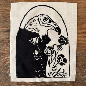 Patch de Urubu-de-cabeça-vermelha e Papoulas – Impressão em Bloco Manual – Patch para Costas de Ave de Rapina – Patch Punk da Natureza – Linogravura em Tecido – Arte Coletiva