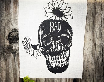 BAD Skull Patch – Ręcznie rysowana czaszka z kwiatami – Punk Back Patch – Sitodrukowana mała łatka – BAD Forehead Tattoo Design