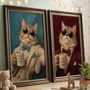 Könnte beinhalten: Zwei gerahmte Wandbilder mit anthropomorphen Katzen in Anzügen, Fliegen und runden Sonnenbrillen. Die linke Katze trägt einen beigen Anzug und hält eine Tasse mit der Aufschrift TOO GLAM TO GIVE A DAMN. Die rechte Katze trägt einen weinroten Anzug und hält eine Tasse mit der Aufschrift I DO WHAT I WANT.