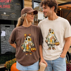ヴィンテージパッチワークゴーストカップルシャツ、コンフォートカラーズ®お揃いハロウィンTシャツ、キルティングゴーストパンプキンスプーキーシーズン衣装