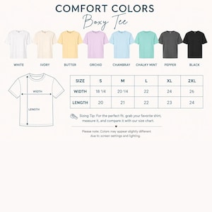 Op de afbeelding: Een Comfort Colors boxy t-shirt kleurenkaart met acht shirts in wit, ivoor, boter, orchidee, chambray, chalky mint, peper en zwart. Een maattabel bevat breedte- en lengtematen in inches voor de maten S tot en met 2XL.