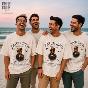 Peut inclure: T-shirts à manches courtes blanc cassé avec un motif de personnage à tête de citrouille en smoking et haut-de-forme. Le texte indique PATCH CREW ou PATCH KING, Before he says I do, Stephen's Bachelor Party, Las Vegas, NV, septembre 2026, avec des chauves-souris.